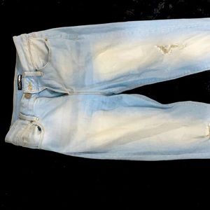 Lightwash skinny jeans. High rise